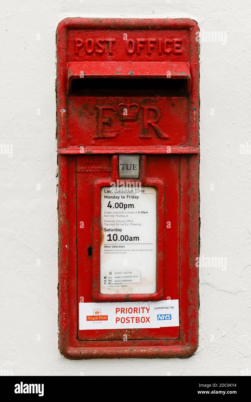 Casella postale dell'ufficio postale sul lato del nero Bul pub a Pickering North Yorkshire Foto Stock