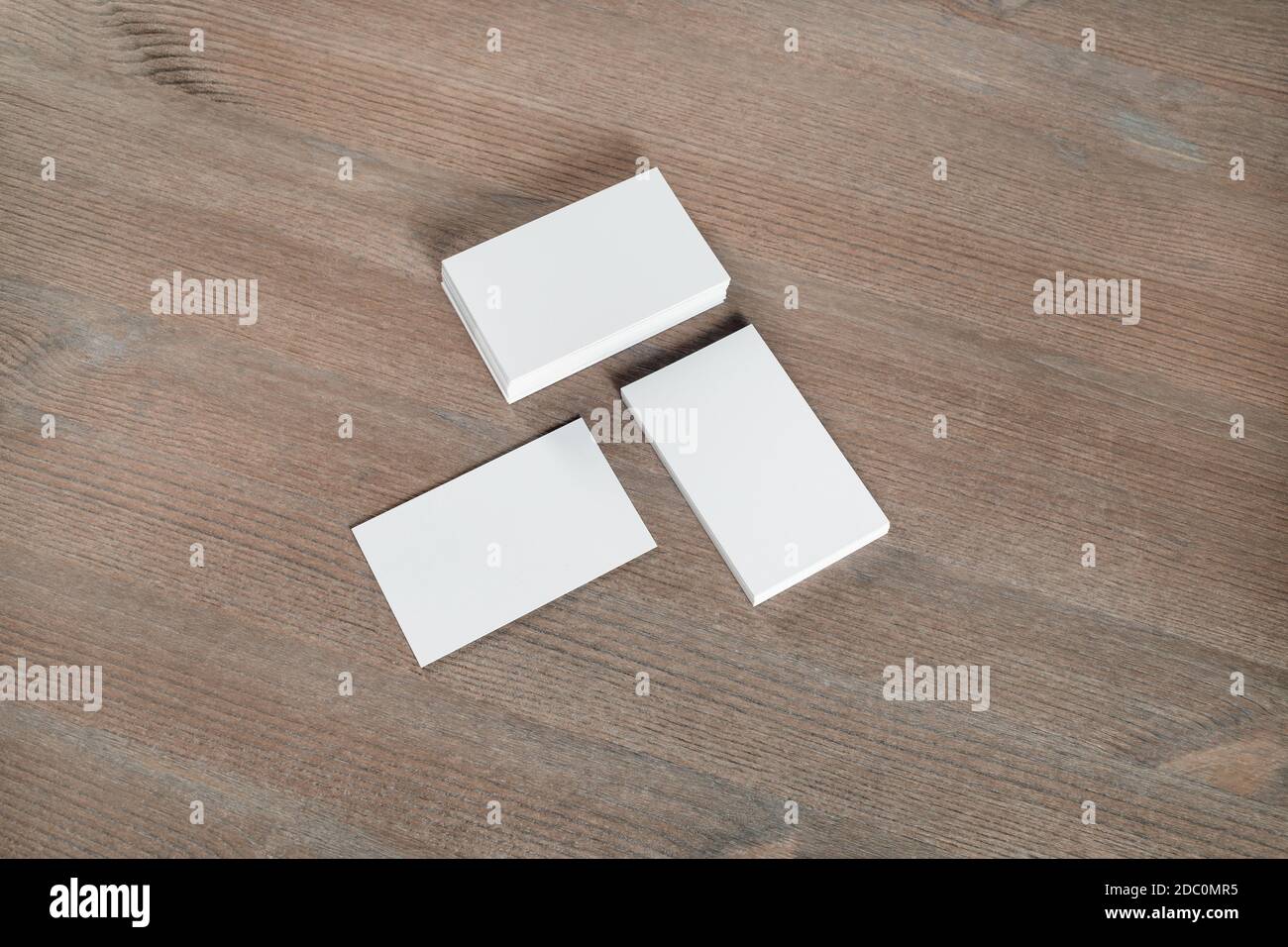Foto di blank business cards su sfondo di legno. Modello per ID. Foto Stock