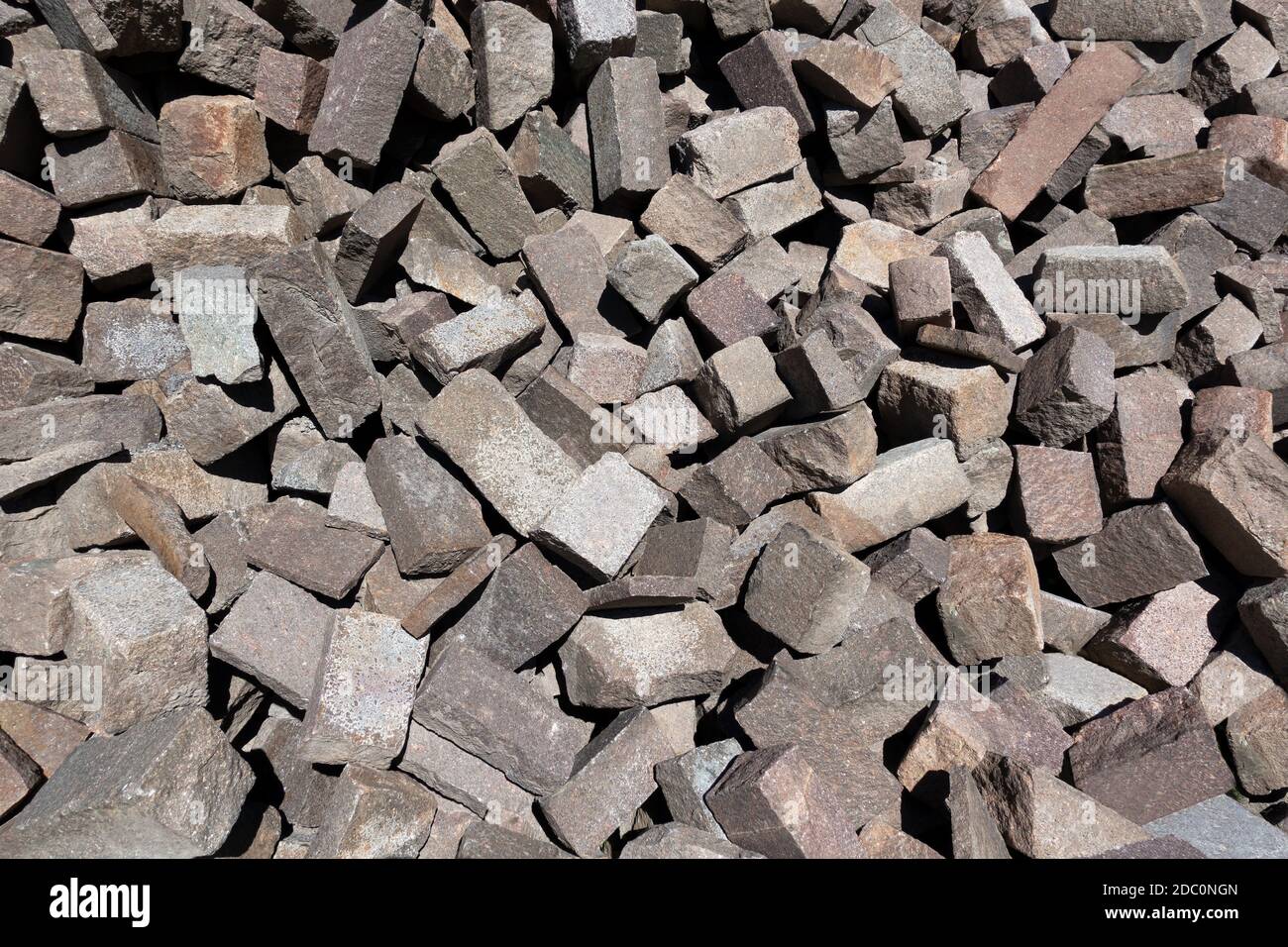 Pila di pietre di pavimentazione di granito in closeup Foto Stock
