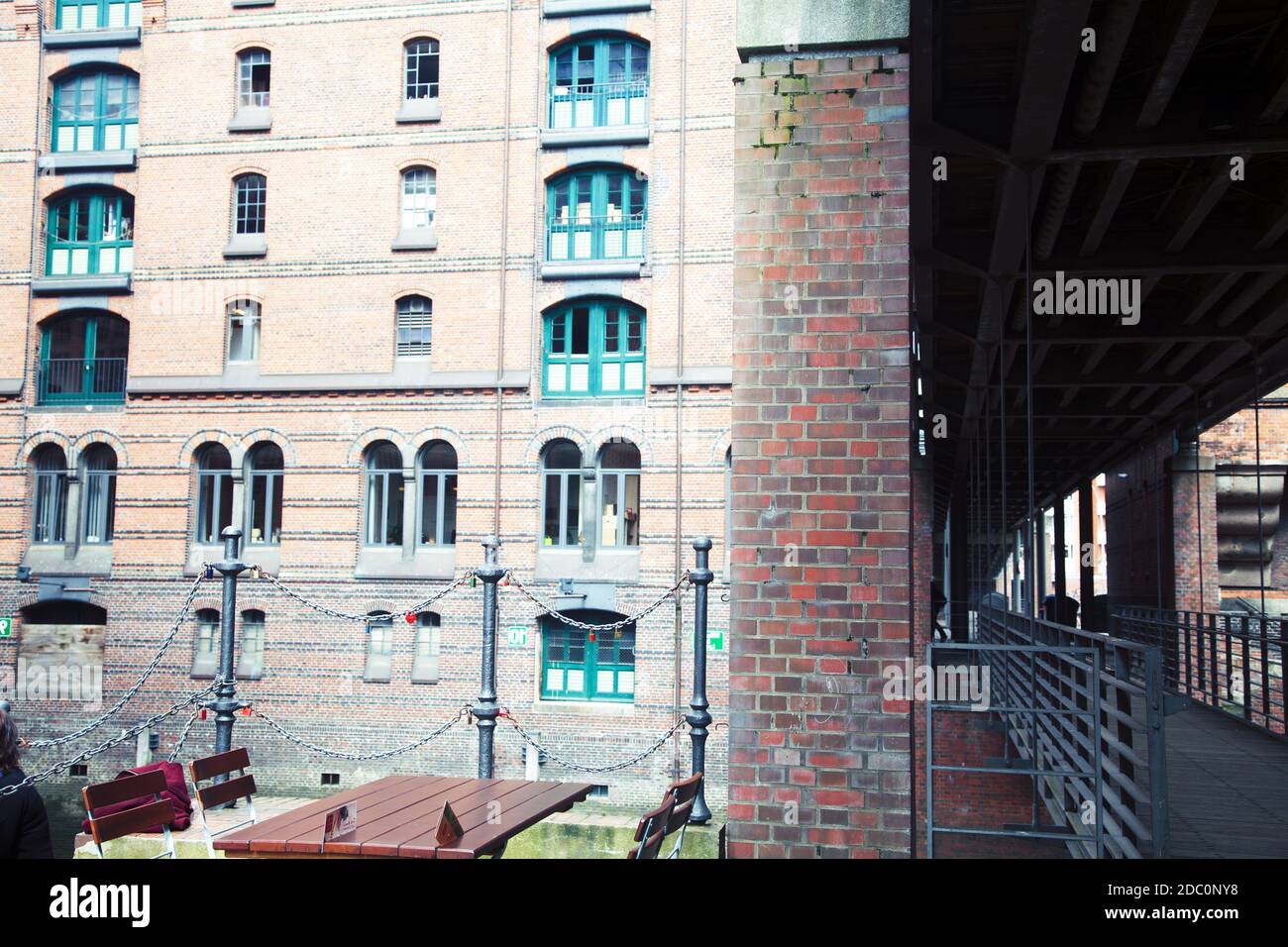 Post vista scheda ambra casa in Germania Amburgo, strada europeo e sui tetti Foto Stock