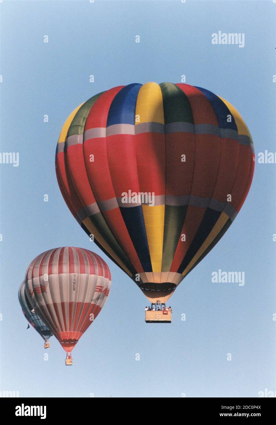 "Mongolfiera", "mongolfiere", "volo", "riser all'alba", "rifting", "mongolfiera colorata", "volo in volo", "passeggeri", "Bristol Balloon fiesta" Foto Stock