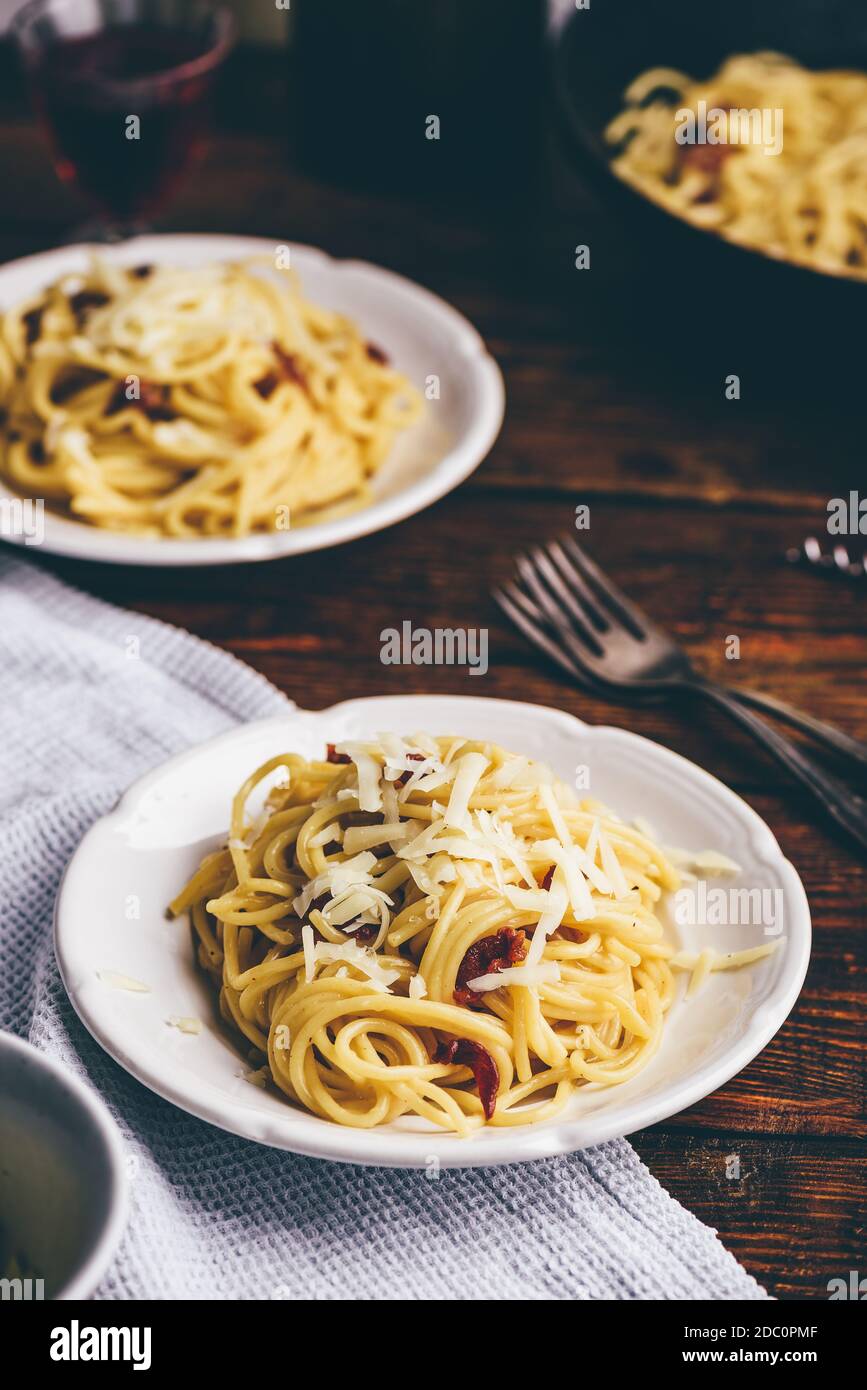 Homamade classica carbonara su piatto bianco Foto Stock