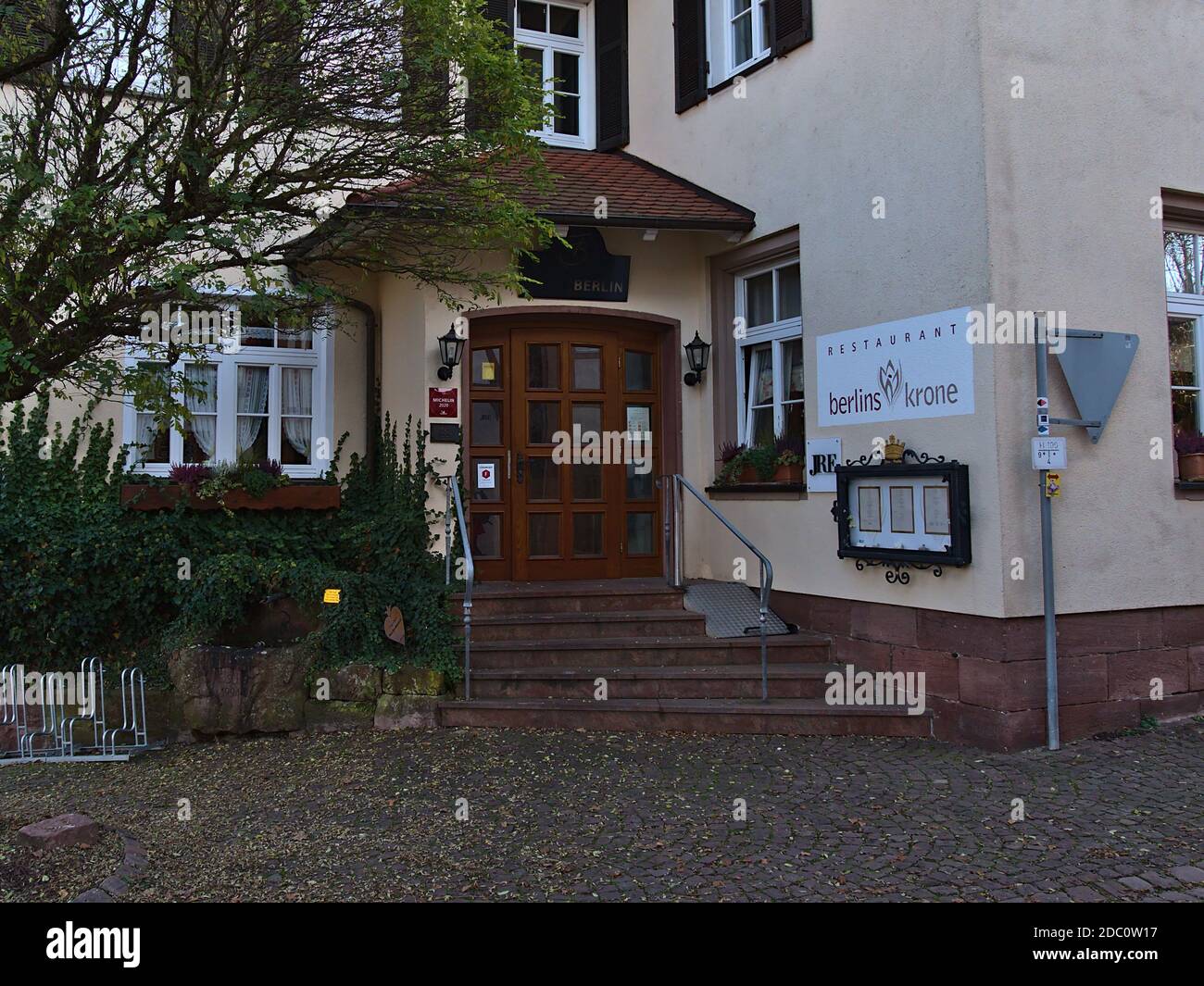 Bad Teinach-Zavelstein, Germania - 11/14/2020: Vista frontale dell'ingresso del ristorante gourmet Berlins Krone, elencato nella Guida Michelin 2020 (una stella). Foto Stock