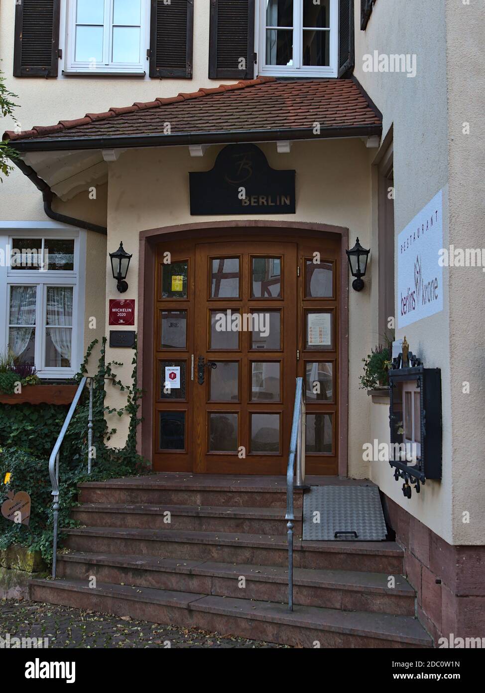 Bad Teinach-Zavelstein, Germania - 11/14/2020: Ingresso principale del ristorante gourmet Berlins Krone temporaneamente chiuso (due Covid-19). Foto Stock