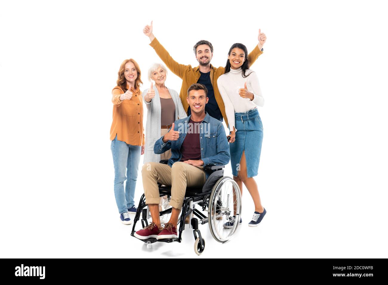 Sorridente multietnico che mostra come un uomo vicino in sedia a rotelle sfondo bianco Foto Stock