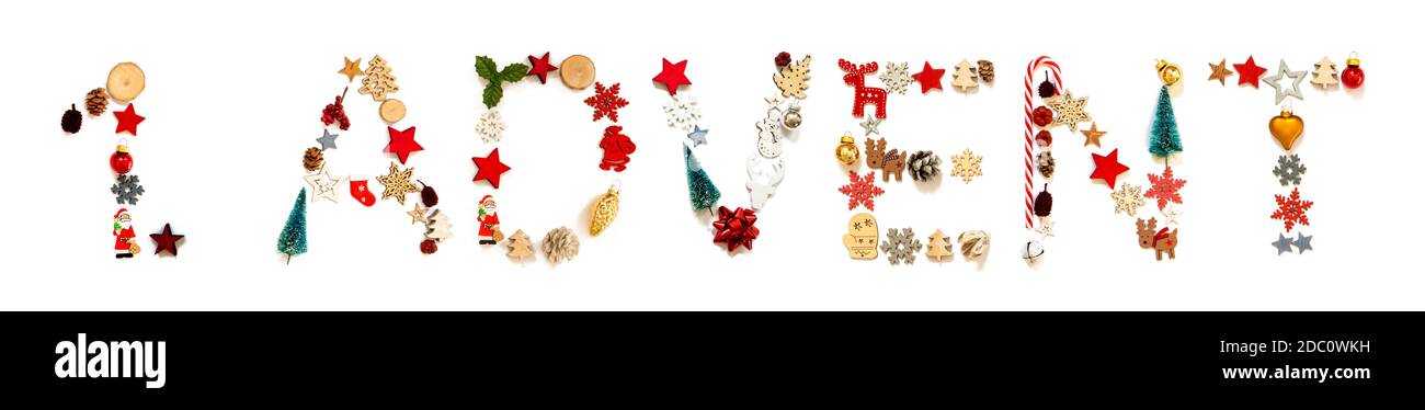 Colorata decorazione di Natale lettera costruzione parola inglese primo Avvento. Ornamento festivo come albero di Natale, stella e palla. Backgroun bianco isolato Foto Stock