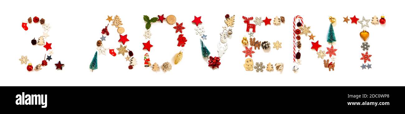 Colorata decorazione di Natale lettera costruire parola inglese terzo Avvento. Ornamento festivo come albero di Natale, stella e palla. Backgroun bianco isolato Foto Stock