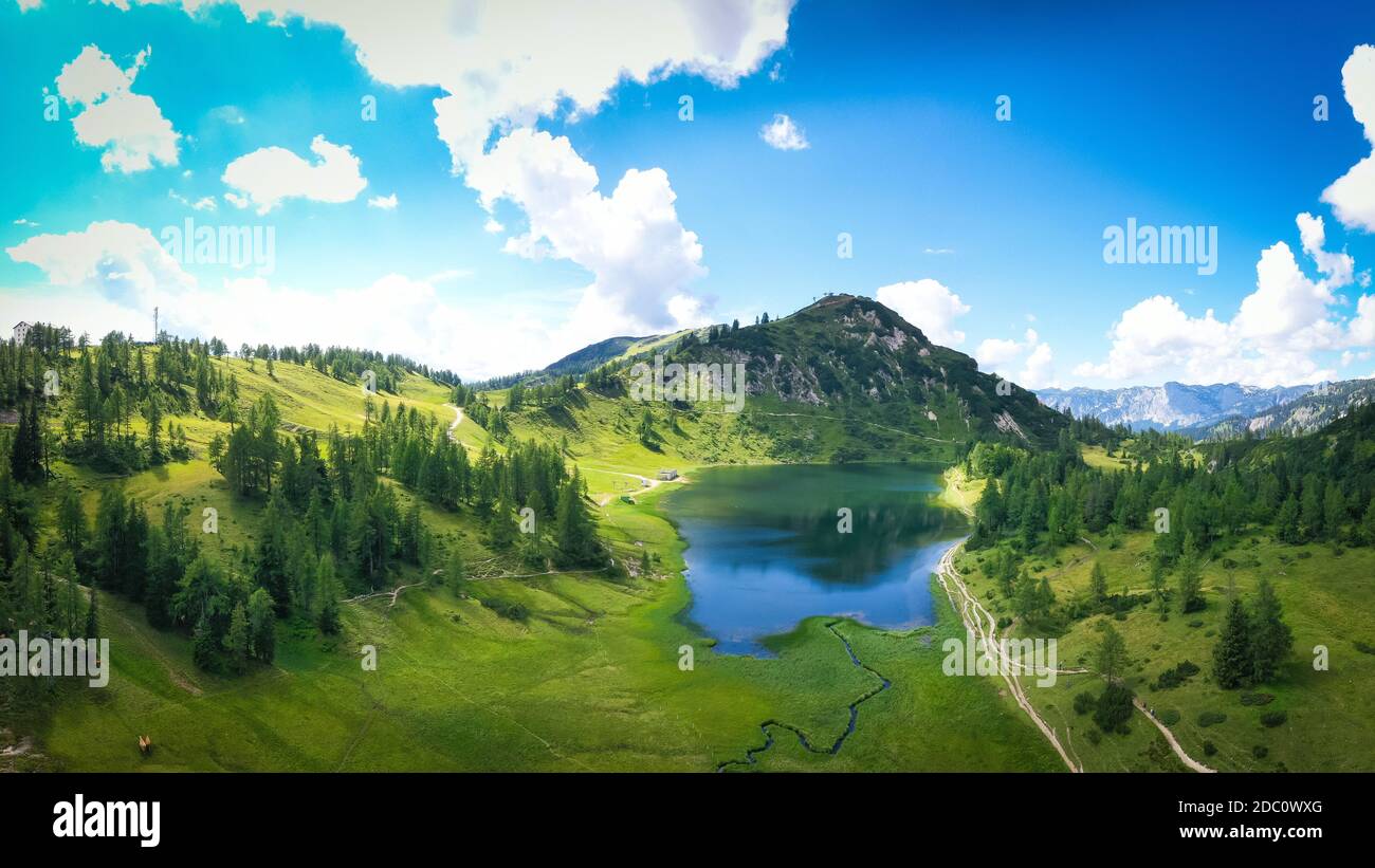 Alm. Tauplitz Lago Großsee e Lawinenstein. Famosa località sciistica ed escursionistica in Stiria durante l'estate. Foto Stock