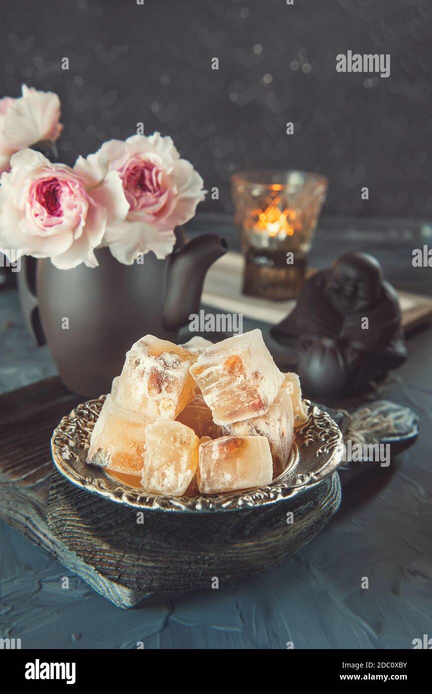 Il tè turco e la delizia turca nella vita still con le candele. Dolci turchi tradizionali sul tavolo Foto Stock