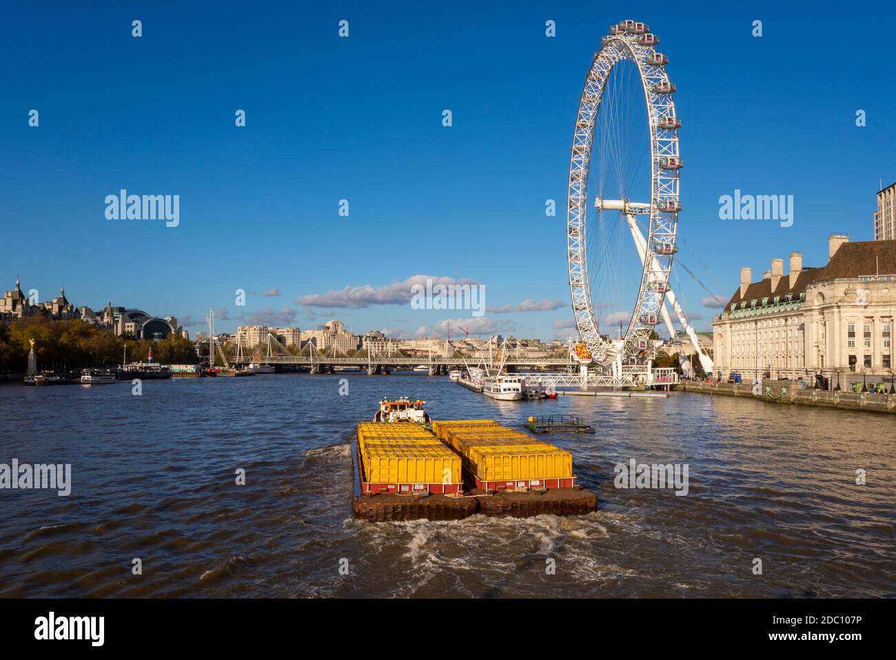 Cory Environmental Tug 'Recovery' tira una chiatta di rifiuti sul Tamigi. Londra, Regno Unito. Traffico fluviale per affari, industria. Monumenti di Londra. Occhio Foto Stock