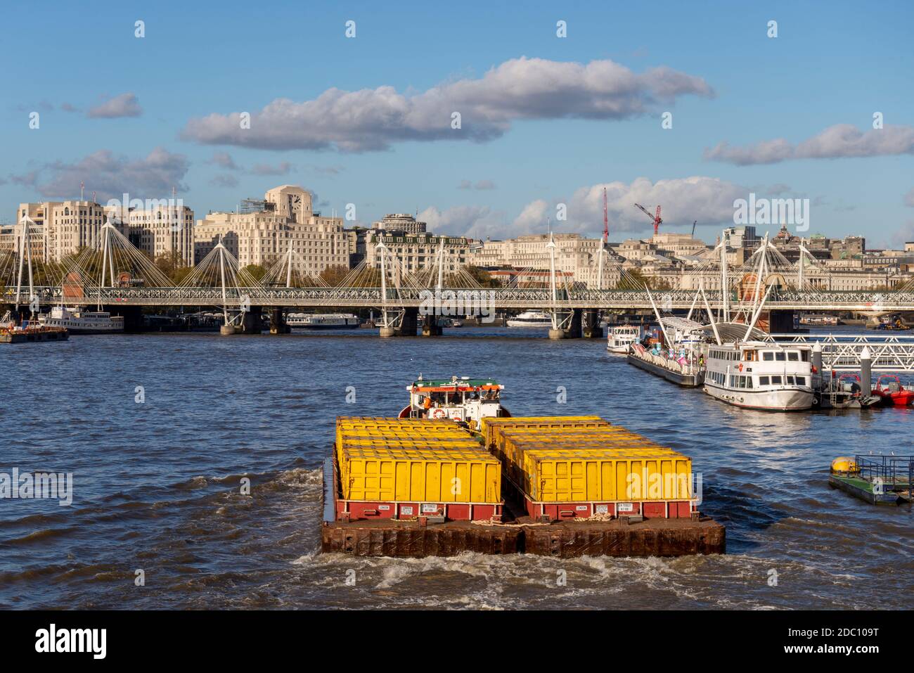 Cory Environmental Tug 'Recovery' tira una chiatta sul Tamigi. Londra, Regno Unito. Traffico fluviale per affari, industria. Skyline di Londra. Chiatta doppia Foto Stock