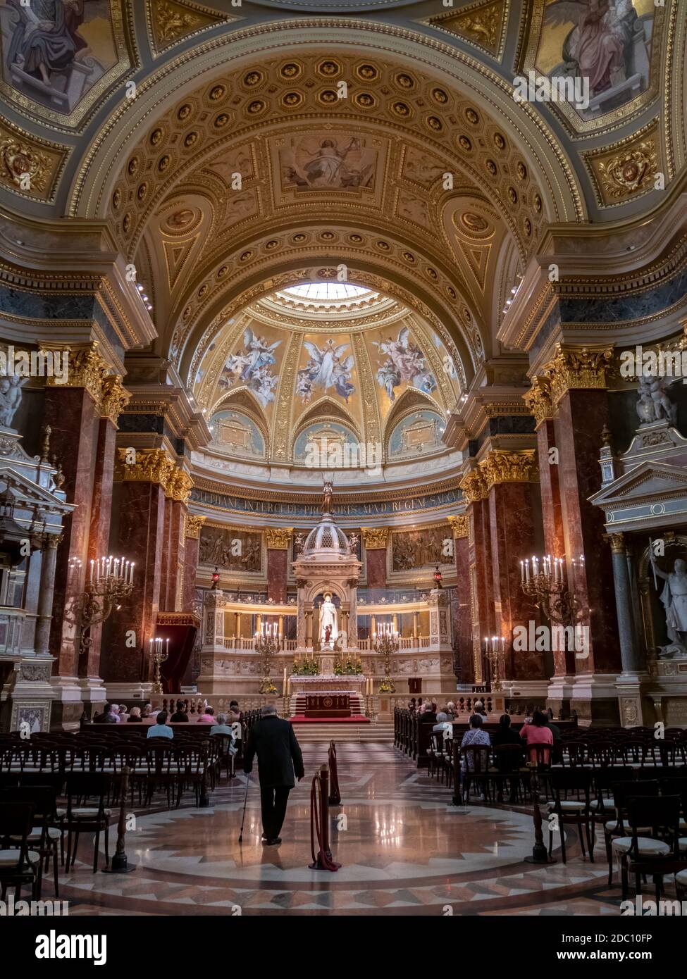 BUDAPEST, UNGHERIA - MAGGIO, 26, 2019: L'interno che guarda verso l'altare della basilica di santo stefano a budapest, ungheria Foto Stock