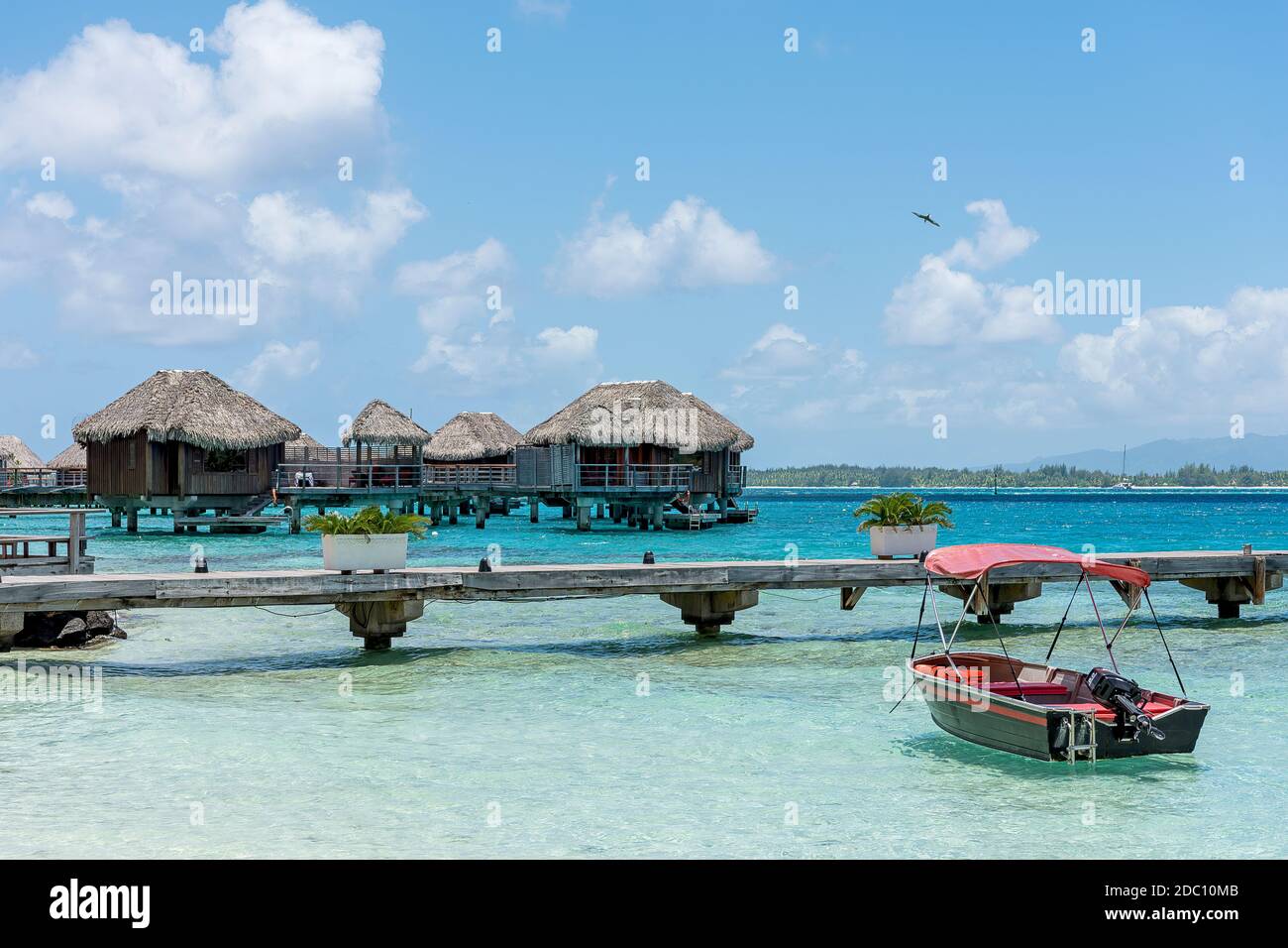 Überwasserbungalows, Marara Beach nahe Sofitel Hotel, Bora Bora, Französisch-Polinesien, Ozeanien Foto Stock