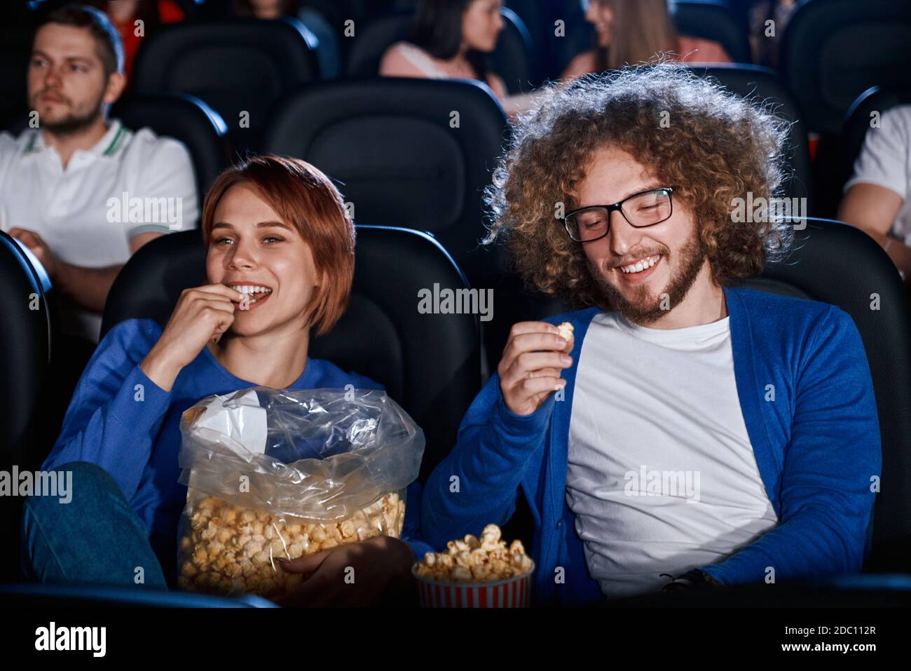 Man cinema laughing eating popcorn immagini e fotografie stock ad alta  risoluzione - Alamy