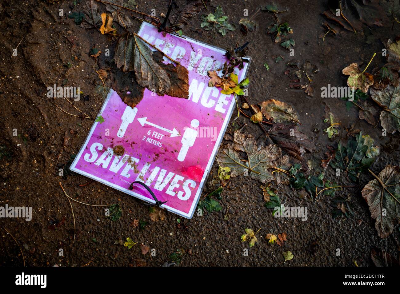 Tenere la distanza salvare vite di avviso Foto Stock