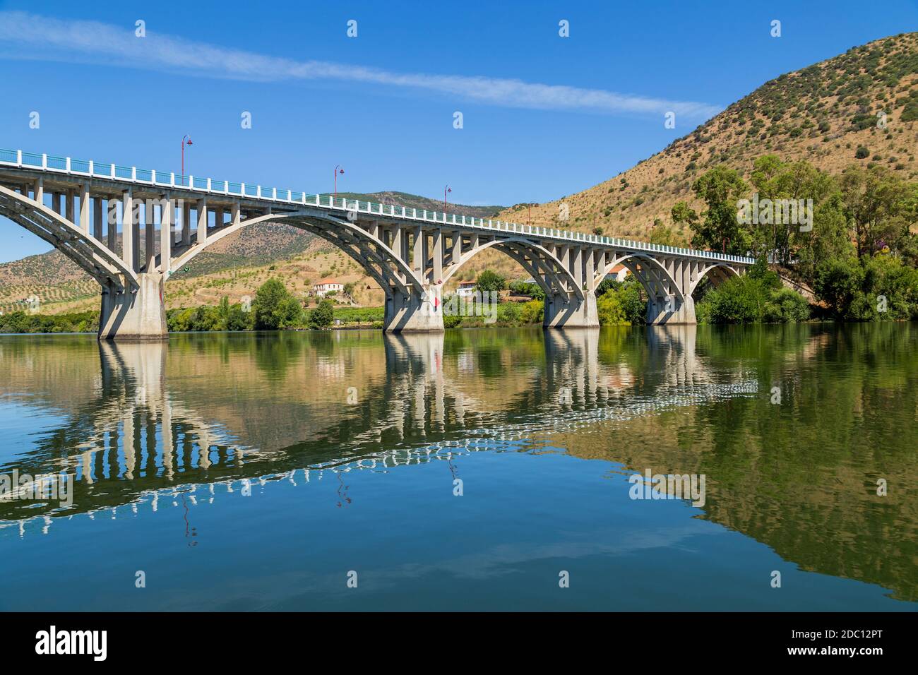 Ponte Almirante Sarmento Rodrigues, il primo ponte dell'autostrada sulla sezione portoghese del fiume Douro, in Barca de Alva, vicino al confine spagnolo Foto Stock