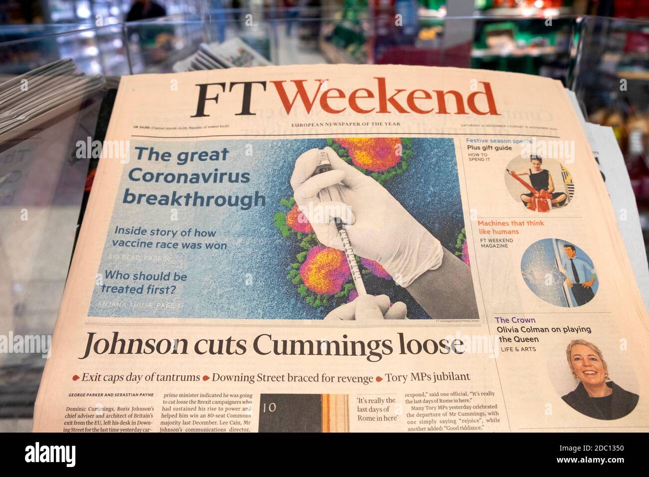 FTWeekend Financial Times titolo del giornale "Johnson Cuts Cummings Loose" Dominic Cummings article & Pfizer Covid 19 pagina anteriore del vaccino Londra REGNO UNITO Foto Stock