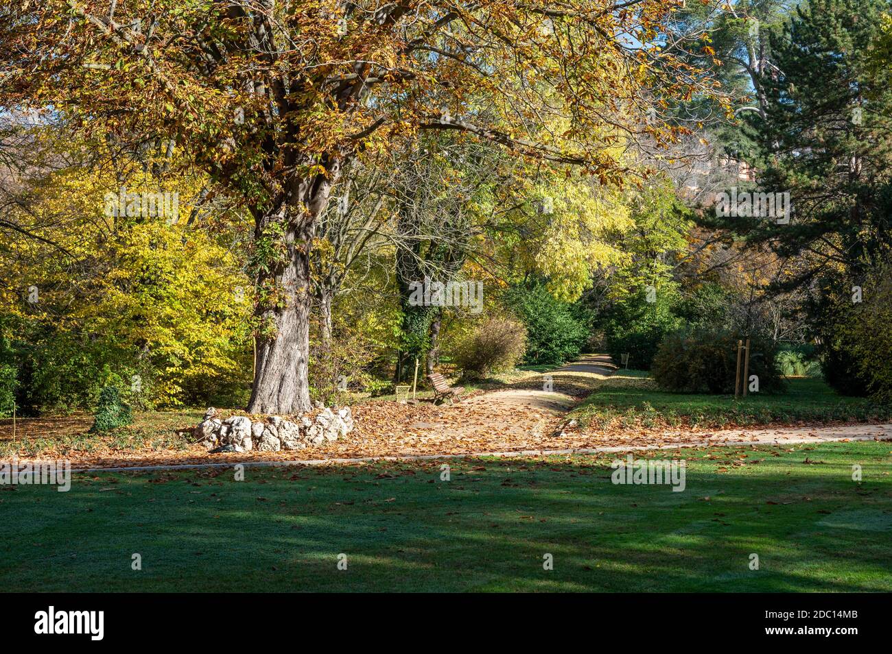 giardini di madrid con colori autunnali Foto Stock