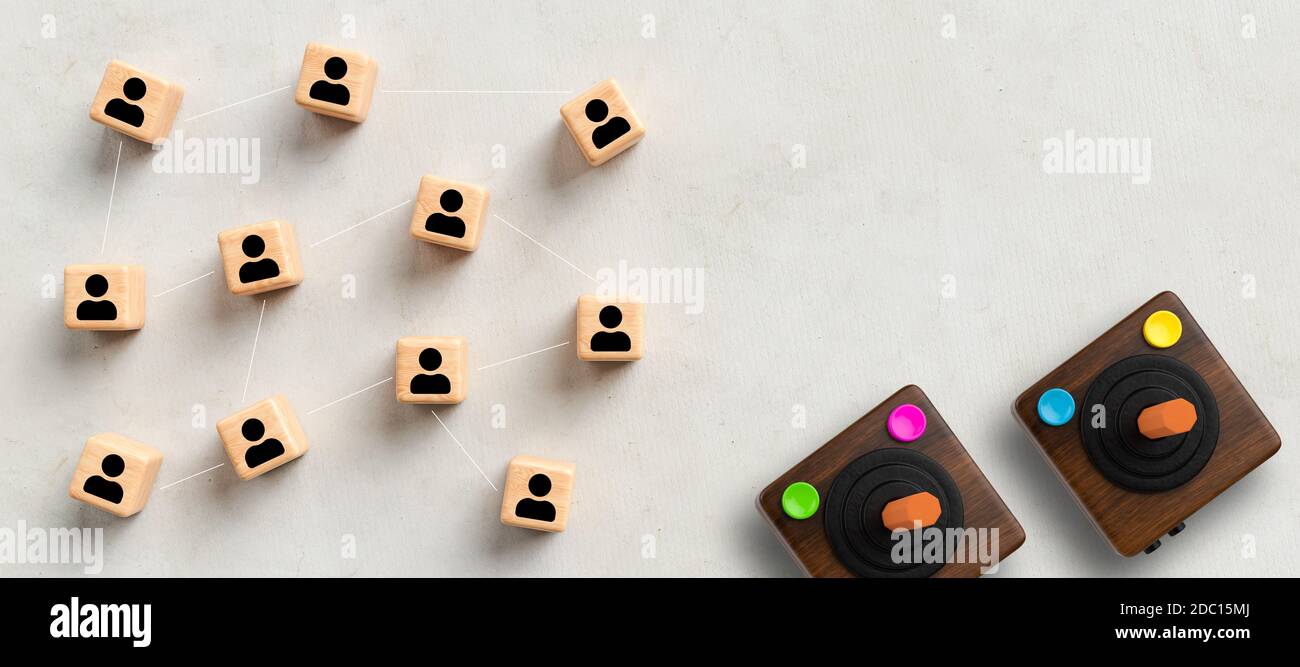 controller e cubi per giochi retrò che mostrano una rete di persone su sfondo concreto Foto Stock