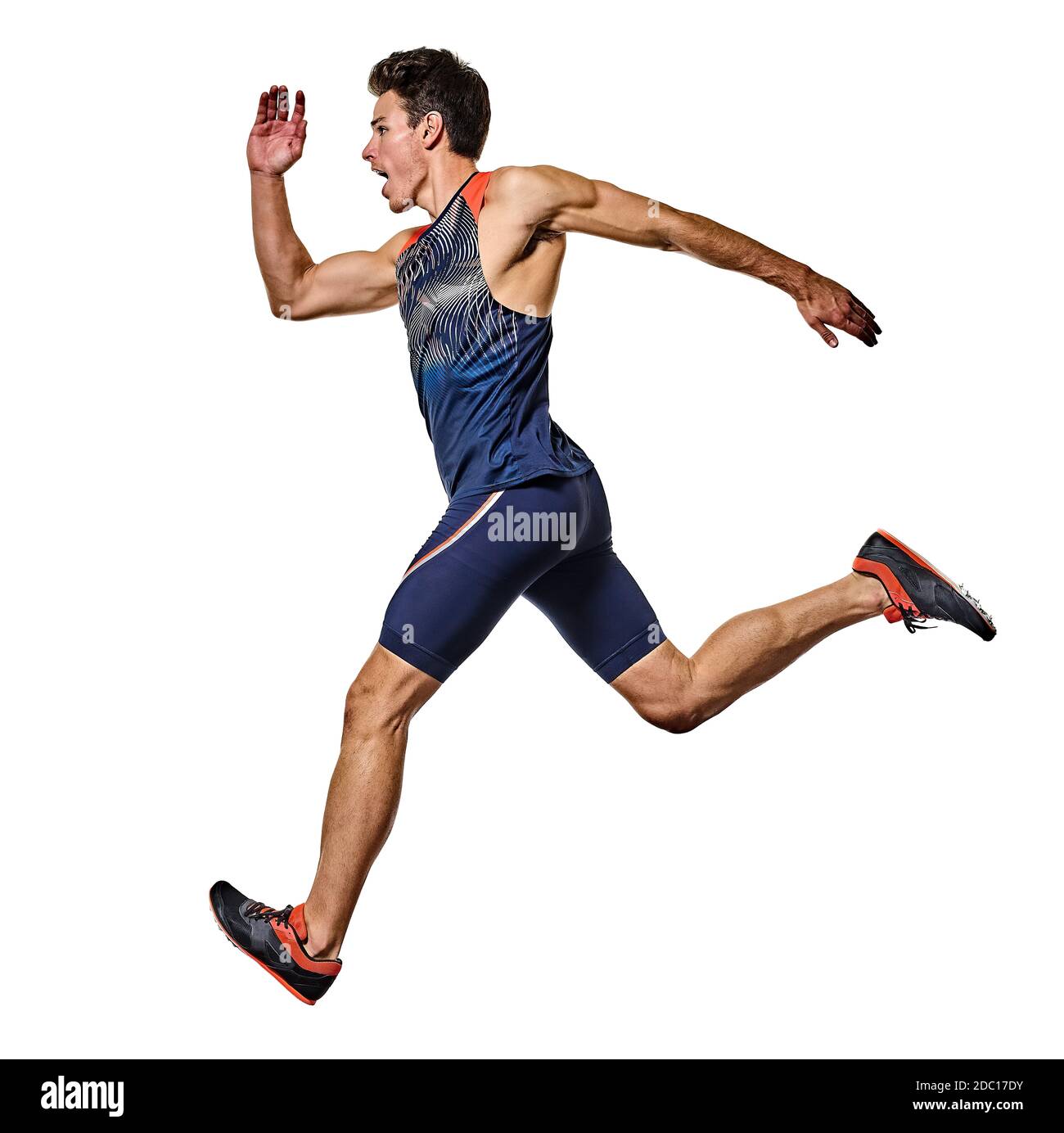 un giovane uomo caucasico che pratica atletica corridore che corre sprinter in studio isolato su sfondo bianco Foto Stock