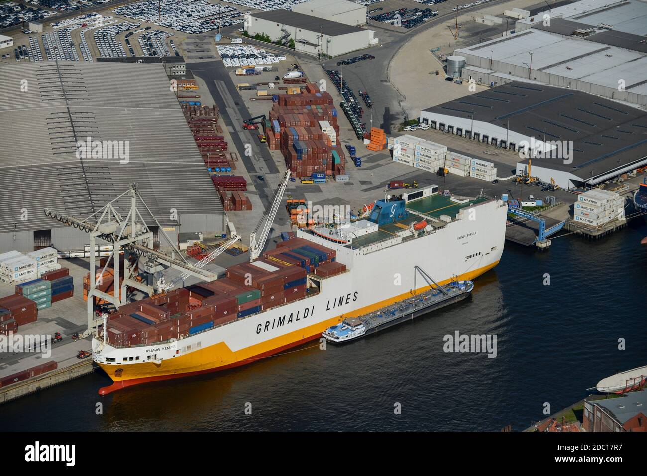 GERMANIA Amburgo porto, container e auto esportazione per nave, roro roll on roll off nave di Grimaldi Lines / Deutschland Amburgo, Hafen, AutoExport am Oswaldkai, RoRo Schiff der Grimaldi Lines Reederei Foto Stock