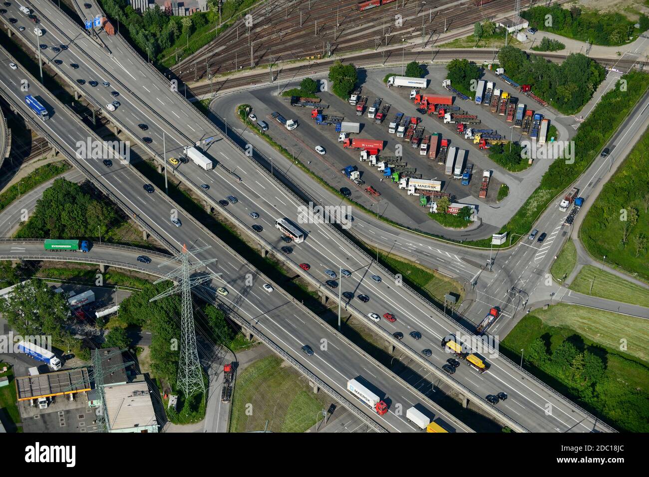 Germania, Amburgo, parcheggio per camion e traffico su Autobahn / DEUTSCHLAND, Amburgo, Autobahn A7 und Autohof mit Lastwagen bei Waltershof Foto Stock
