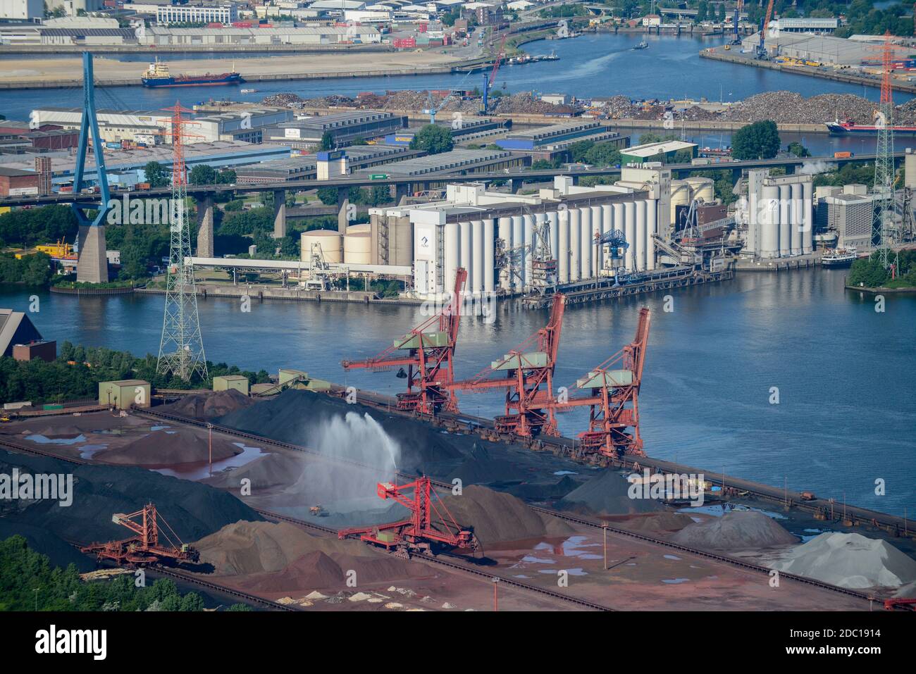 GERMANIA Amburgo Altenwerder, 6 MW Enercon e-126 mulino a vento davanti al porto di carbone Hanseport e ADM frantoio / DEUTSCHLAND Amburgo Hafen, Enercon e-126 mit 6 MW Windkraftanlage in Altenwerder vor Kohle und Erz Hafen Hansaport der Salzgitter AG und Koehlbrand Bruecke Foto Stock