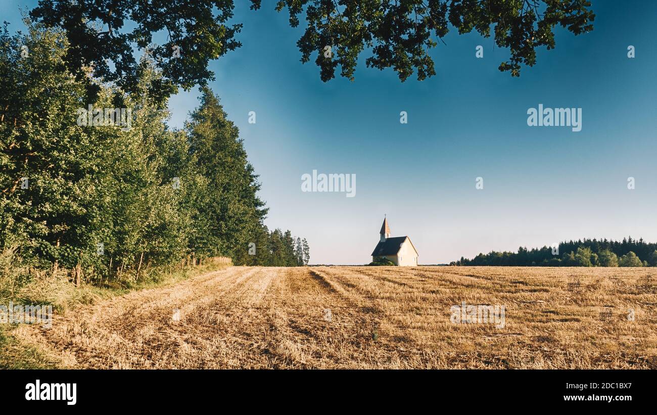 Idilliaca cappella a Waldviertel, bassa Austria. Bellissimo scenario di una chiesa romantica in campi rurali durante l'estate. Foto Stock