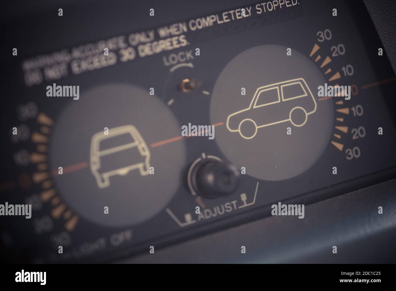 Inclinometro o clinometro sul cruscotto del veicolo fuoristrada SUV Foto  stock - Alamy