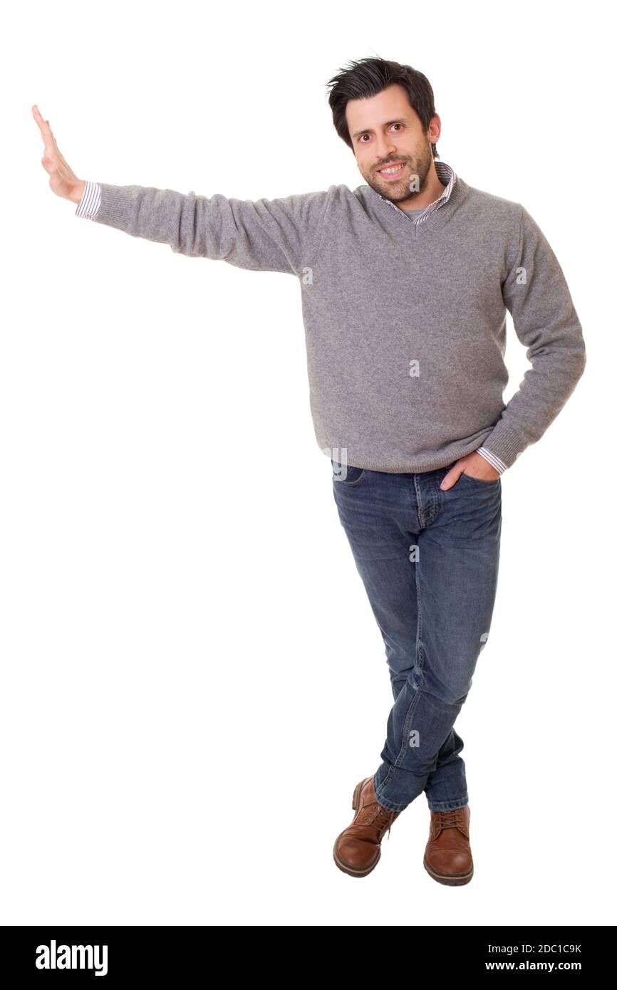 Uomo informale con il braccio in un gesto che mostra, isolato su bianco Foto Stock