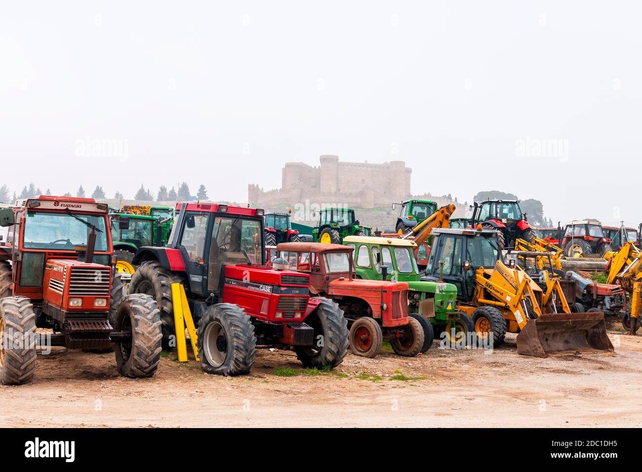 Tractores y castillo en Belmonte. Provincia di Cuenca. Castilla la Mancha. España. Foto Stock