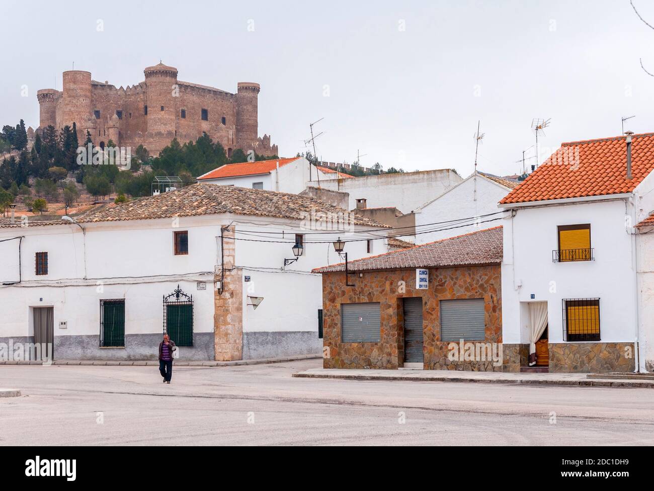 Castillo desde la plaza del Pilar. Belmonte. Provincia di Cuenca. Castilla la Mancha. España. Conjunto histórico artístico. Foto Stock