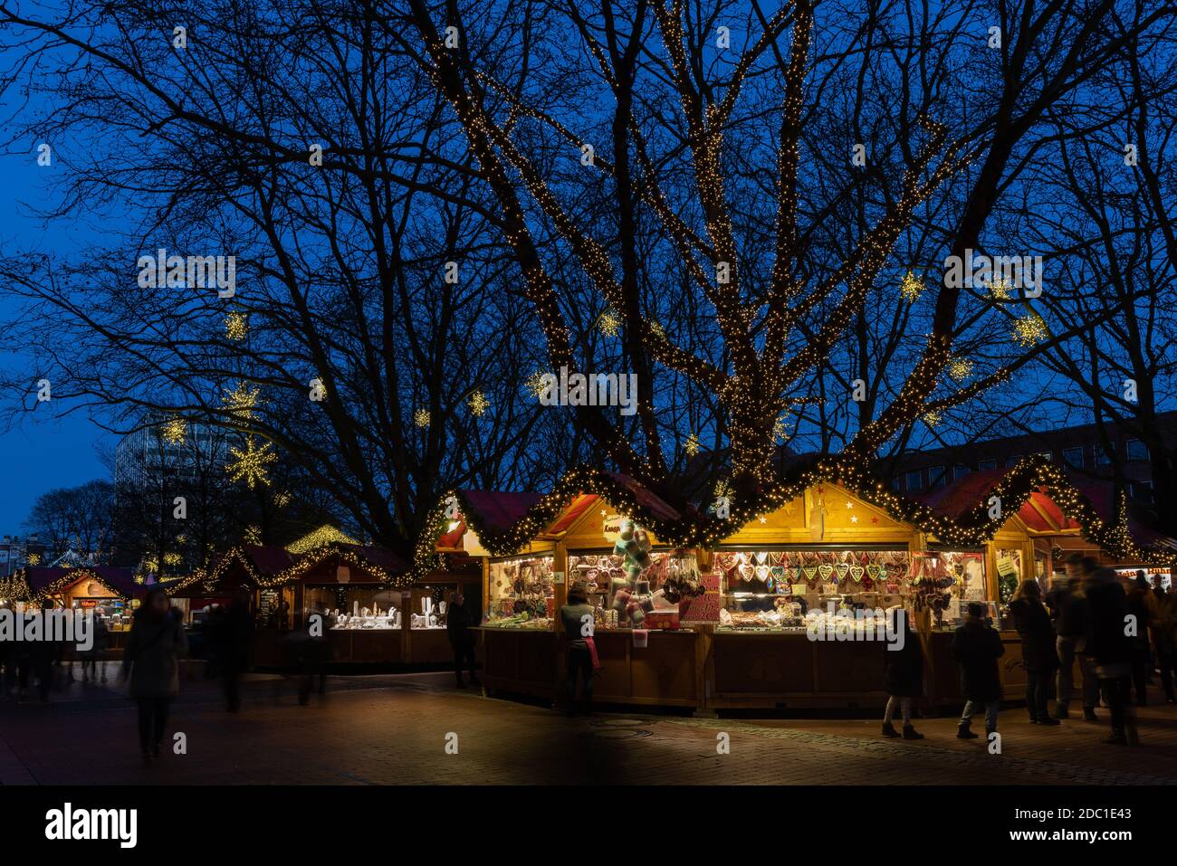 Kieler Weihnachtsmarkt in abendlicher Festtagstimmung auf dem Rathausplatz in der Innenstadt Foto Stock