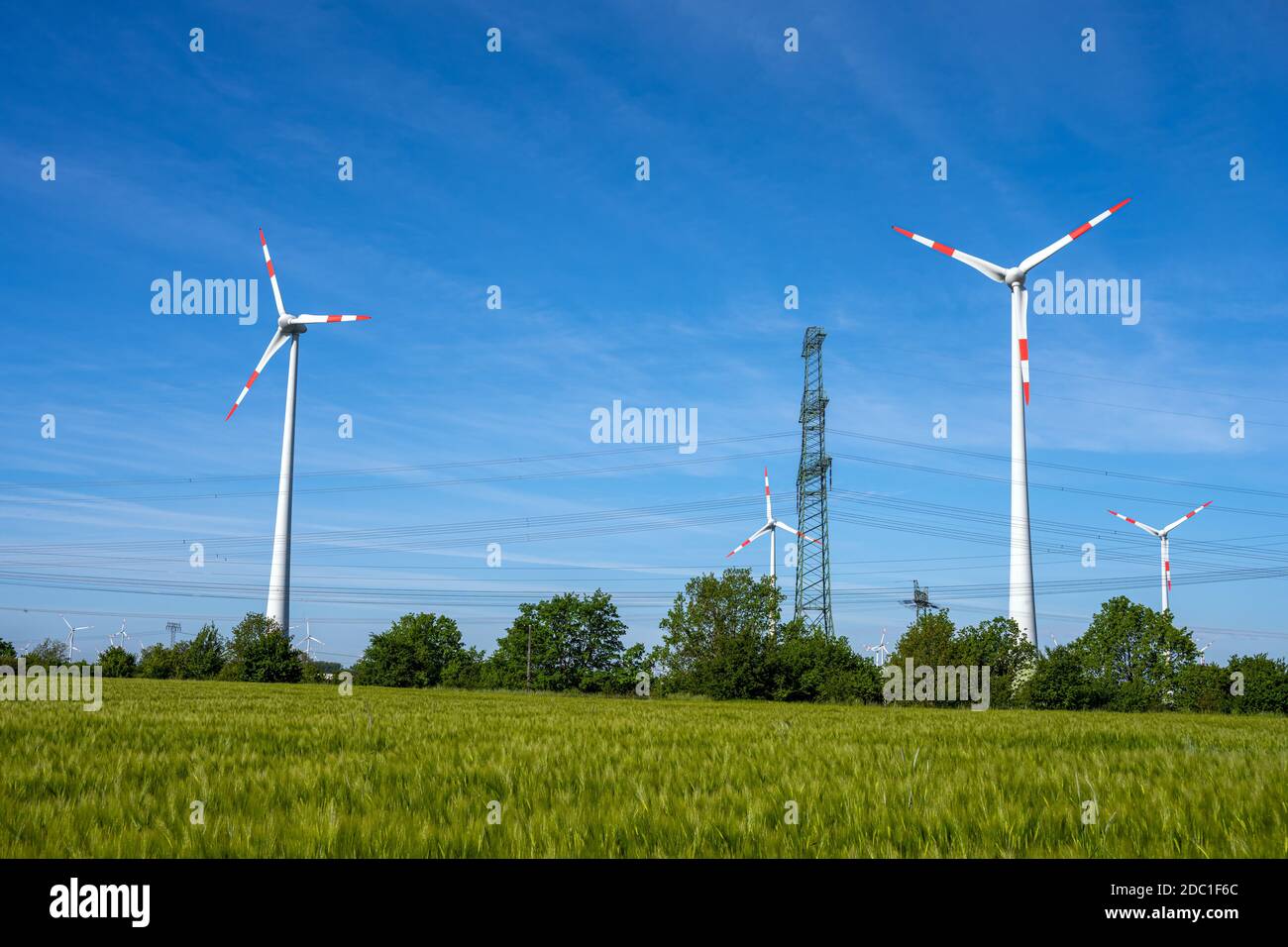 Turbine eoliche e linee elettriche viste in Germania Foto Stock