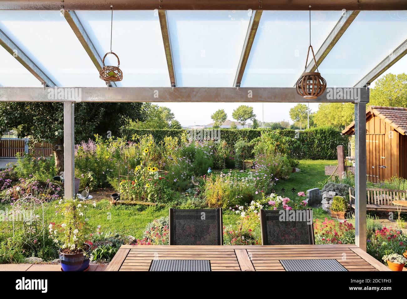 Terrazza con tetto in vetro e vista sul giardino Foto Stock