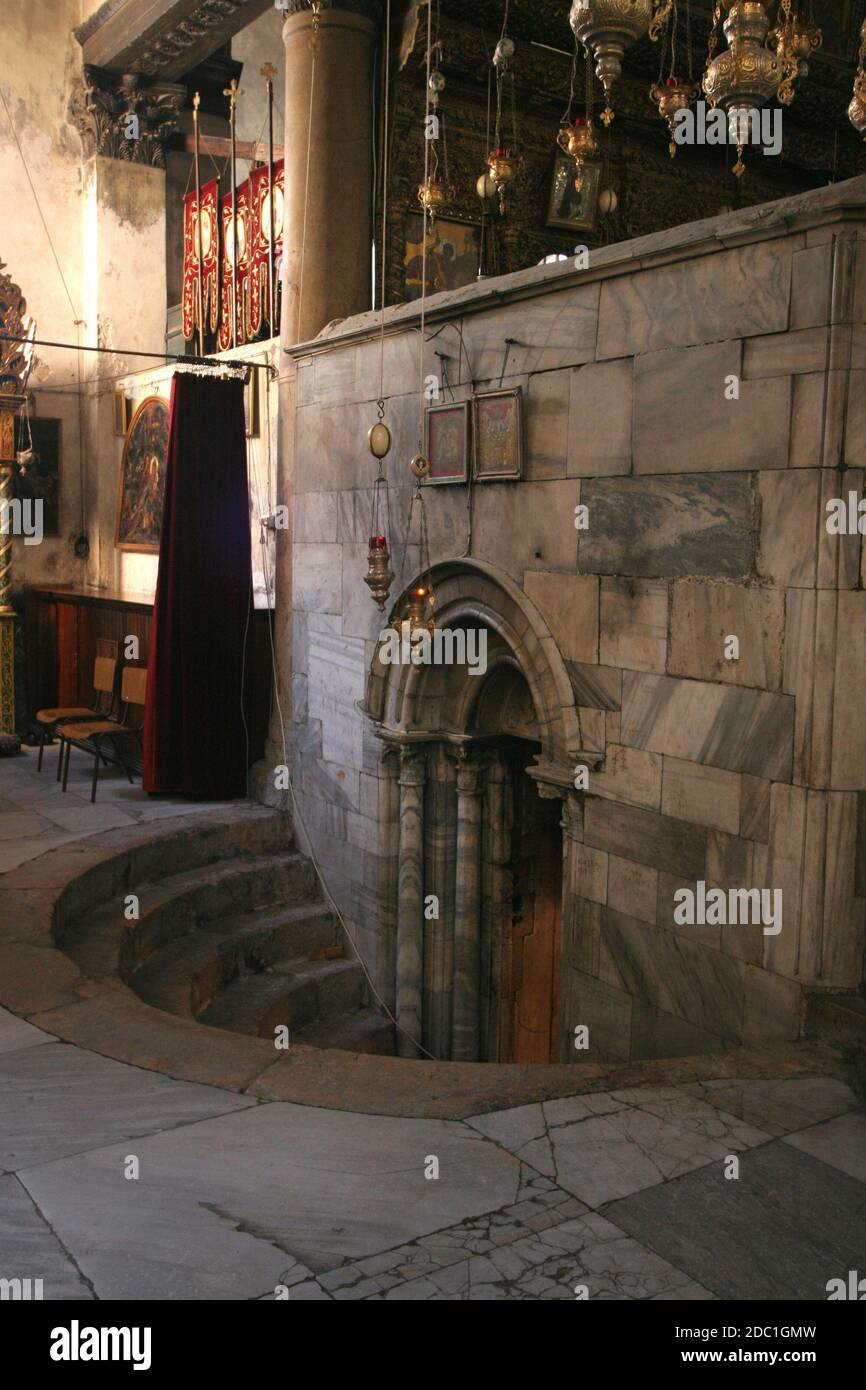 L'ingresso alla grotta della Natività di Betlemme Foto Stock