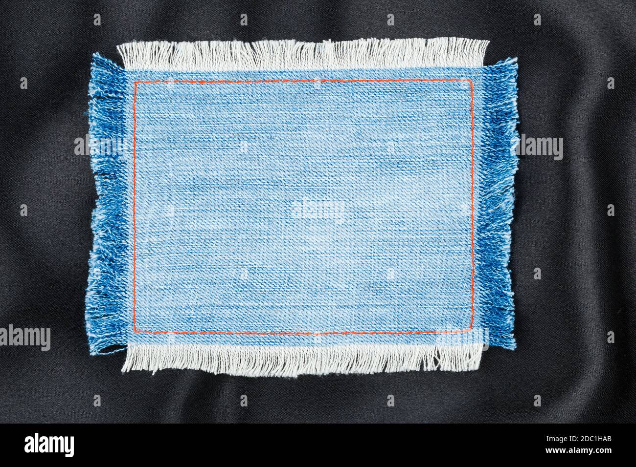 Telaio realizzato in tessuto denim con cuciture gialle su nero seta, con spazio per il testo Foto Stock