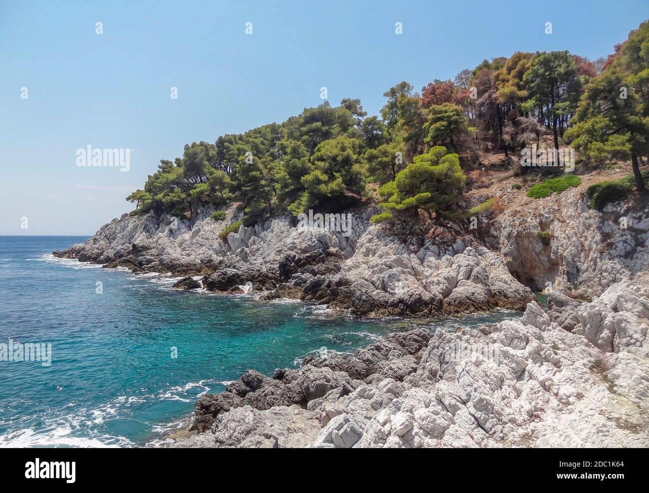 Amarantos rocce a Skopelos isola alle Sporadi in Grecia Foto Stock