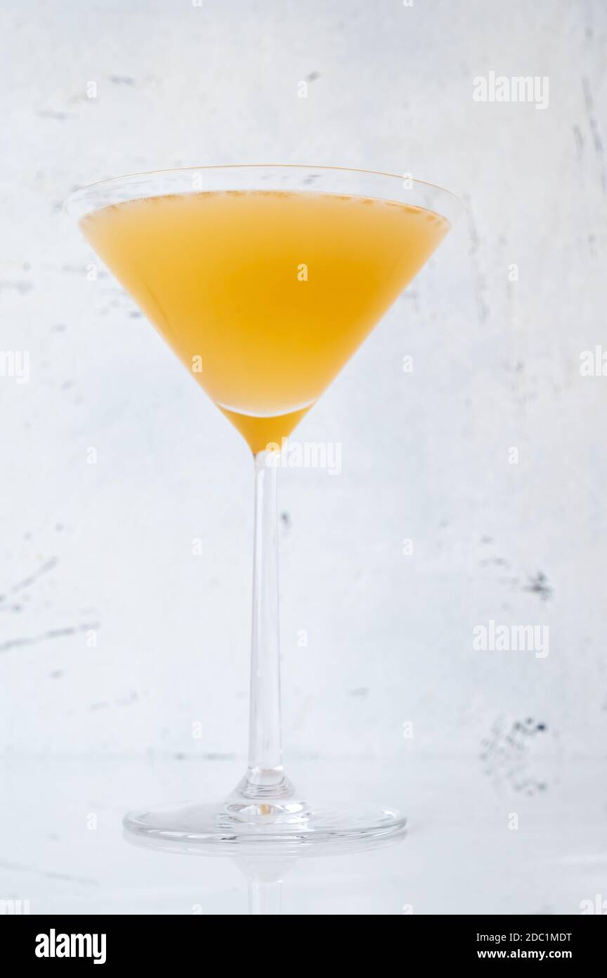 Bicchiere di cocktail tra i fogli in vetro di martini Foto Stock