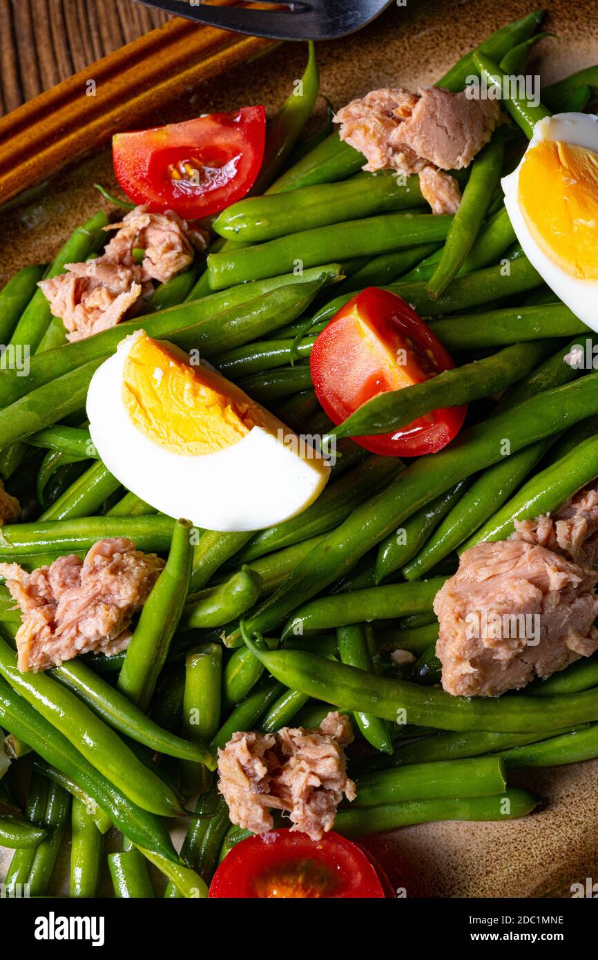 Insalata di fagioli verdi rustici con uova e tonno Foto Stock