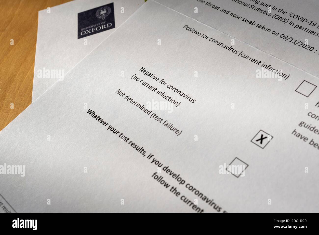 Lettera del risultato del test del coronavirus. Risultato negativo del test per COVID 19. Università di Oxford, LETTERA DI ONS con X in nessuna scatola di infezione corrente. Risultato del test Foto Stock
