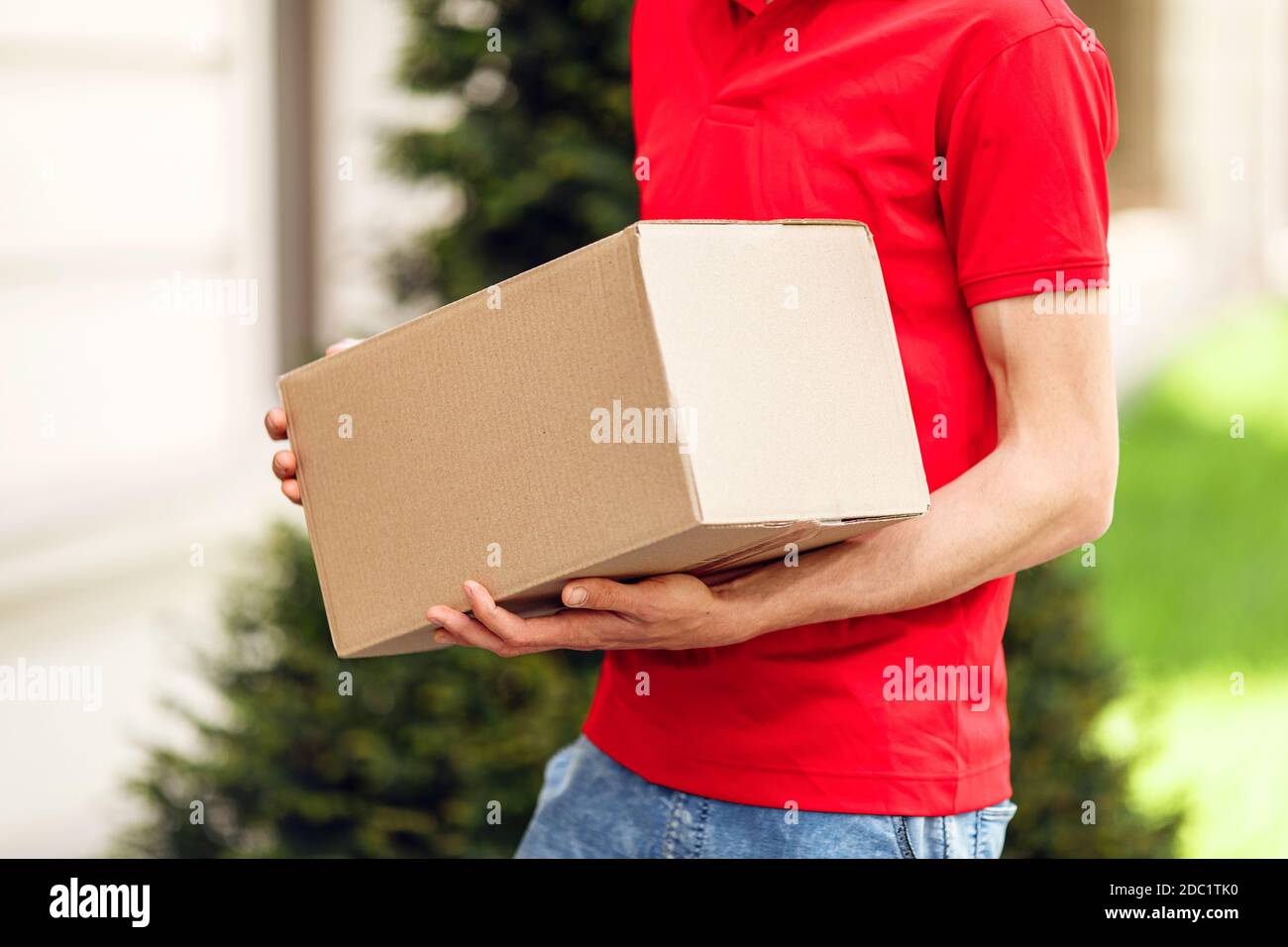 Corriere con pacchi in mano all'aperto Foto Stock