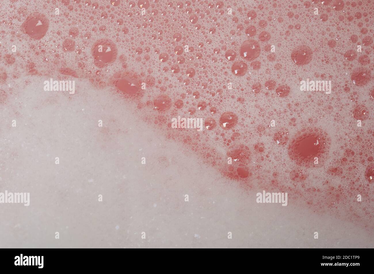 Bolle di sapone morbido modello sfondo su acqua rosa Foto Stock