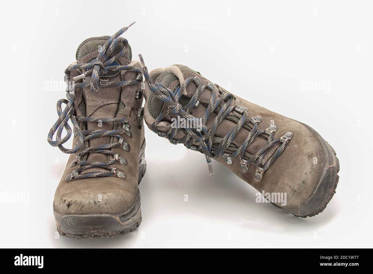 Coppia di scarpe da trekking vecchie e intemperie Foto Stock