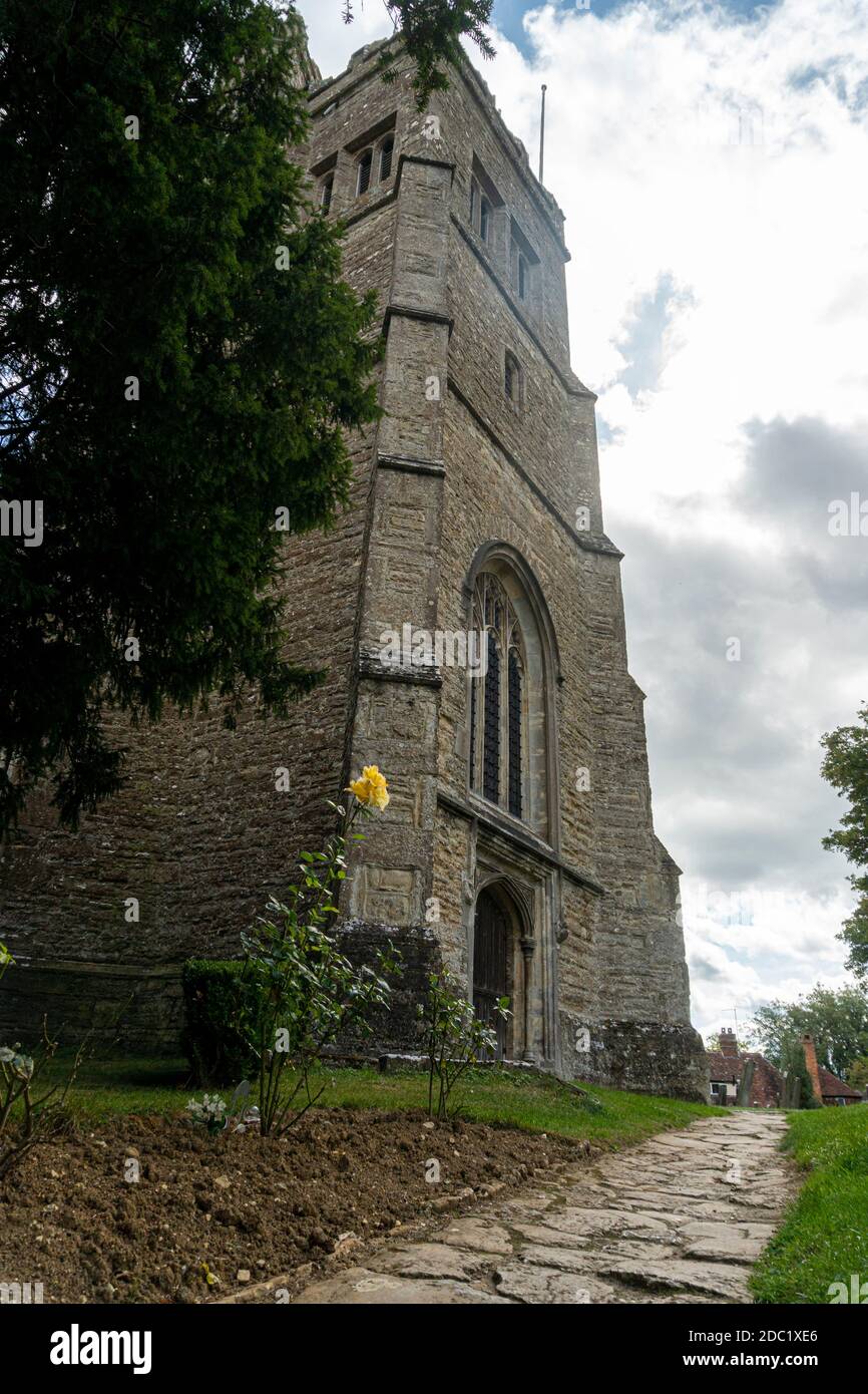 Vista sul campanile della chiesa di San Michele Arcangelo, nel villaggio di Smarden, Kent, Regno Unito Foto Stock