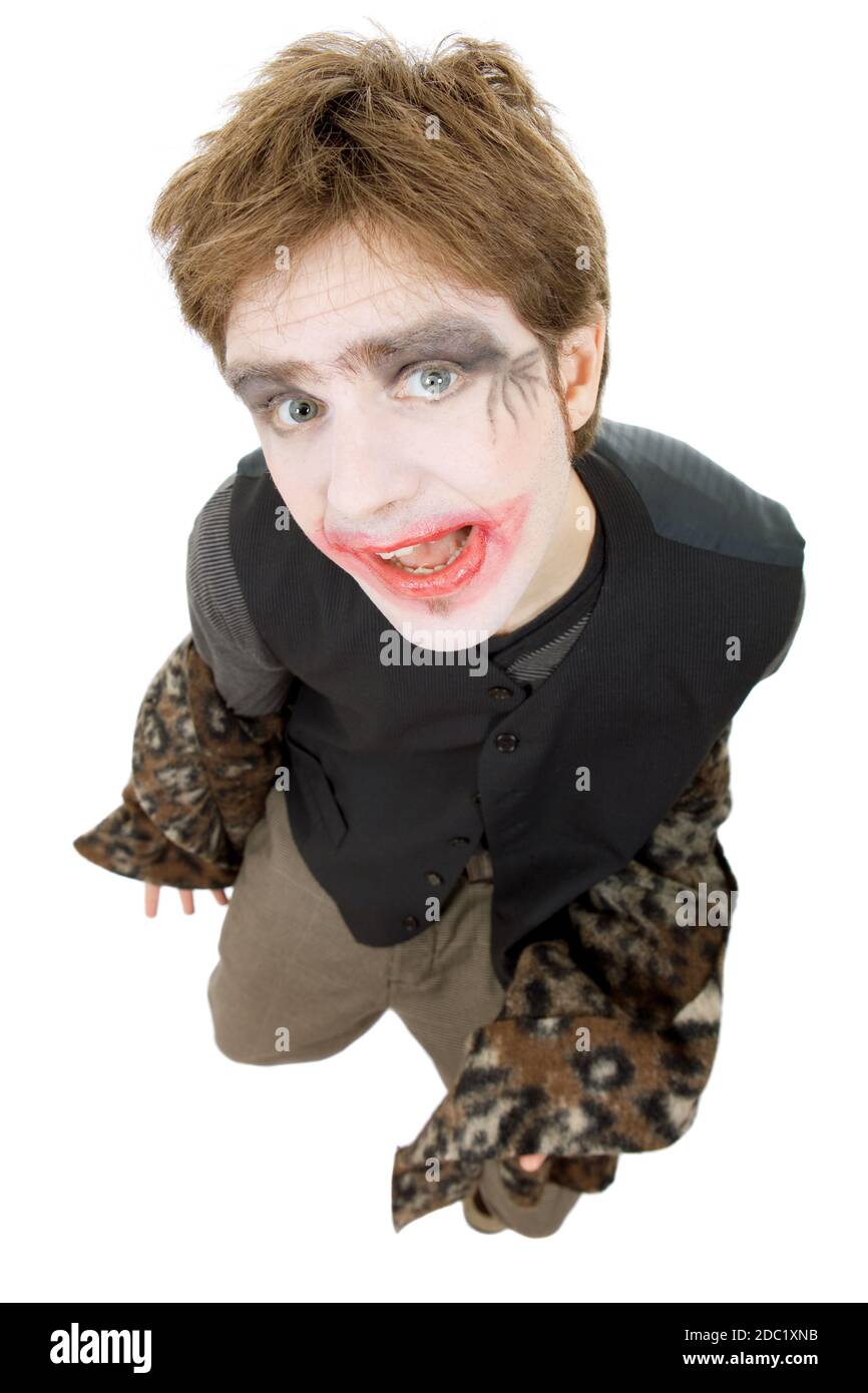 Giovane uomo vestito da joker, isolato su bianco Foto Stock