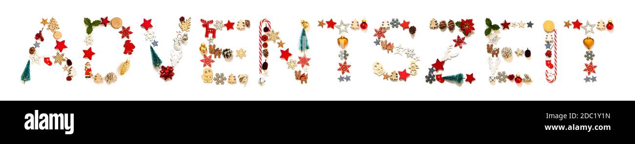 Lettera colorata di decorazione di Natale costruzione della parola tedesca Adventszeit significa stagione di Avvento. Ornamento festivo come albero di Natale, stella e palla. Bianco Foto Stock