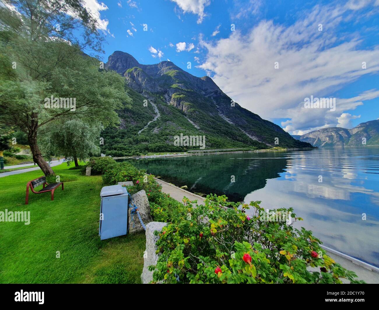 riflesso del cielo e delle montagne nell'acqua blu Del fiordo - Eidfjord Foto Stock