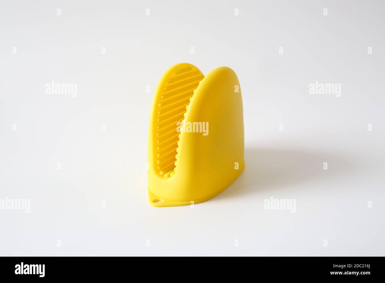 Guanti da cucina in silicone termoresistenti isolati su fondo bianco Foto Stock