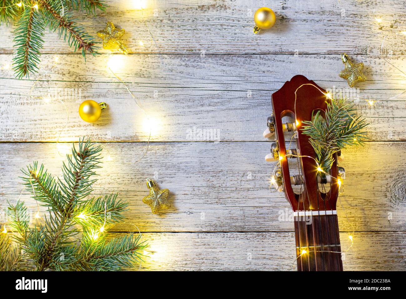 Collo di chitarra e albero di Natale con decorazioni in oro e bokeh Foto Stock